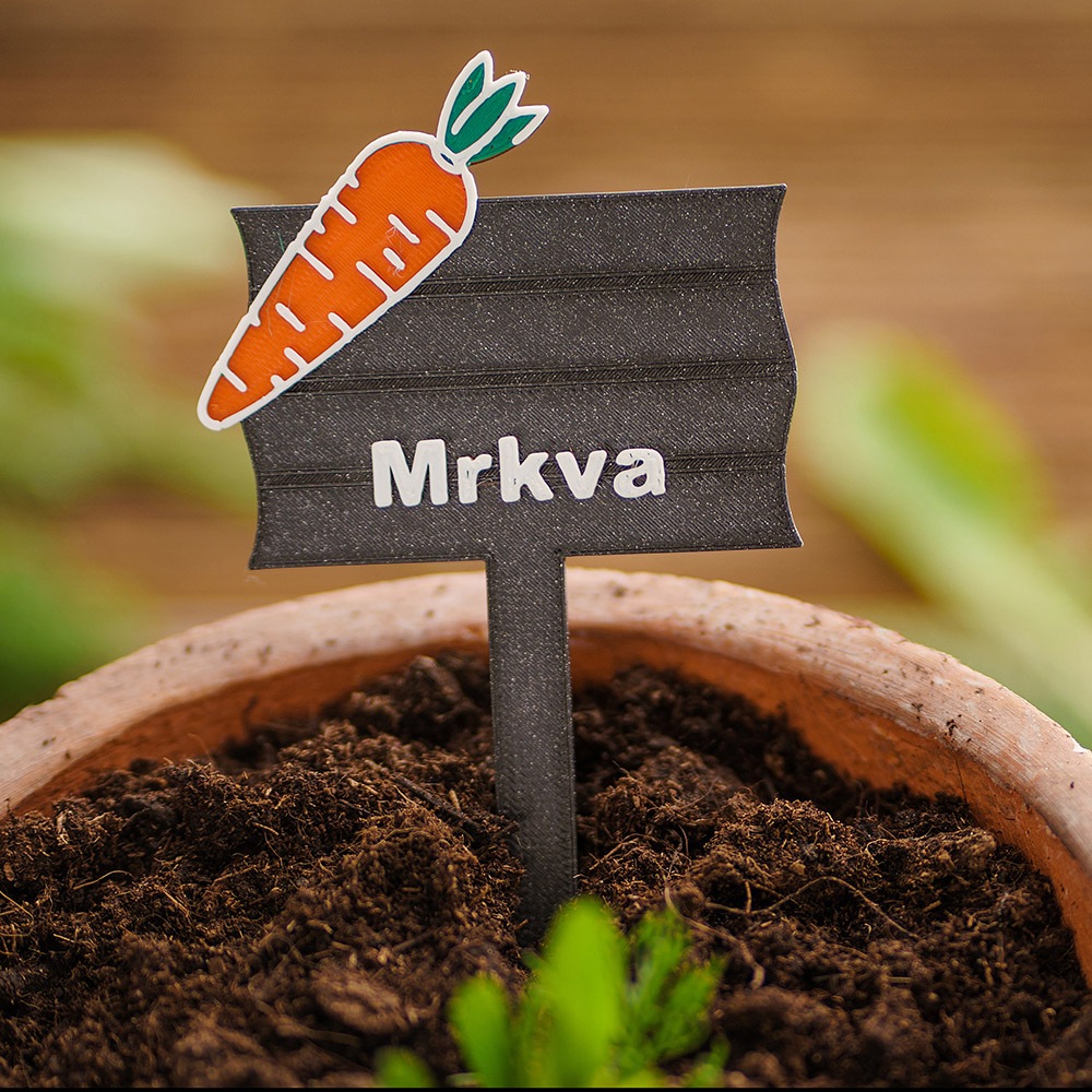 spaty-s-prirodou-zahradna-cedulka-mrkva-kvetinac